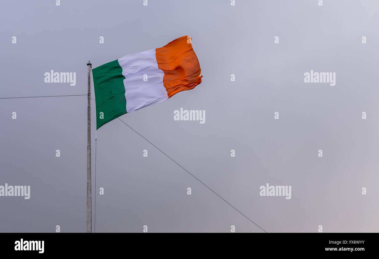 La Irish tricolore sventola dalla pole nel centro della città di Dublino durante le vacanze di Pasqua in aumento le celebrazioni del centenario. Foto Stock