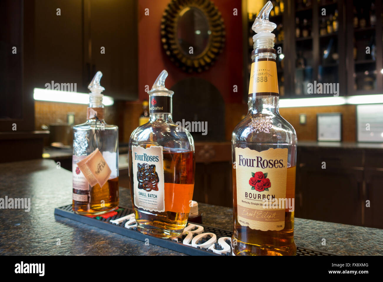 Stati Uniti d'America Four Roses Bourbon distilleria in Lawrenceburg, KY Kentucky bourbon trail bottiglie nella sala di degustazione Foto Stock