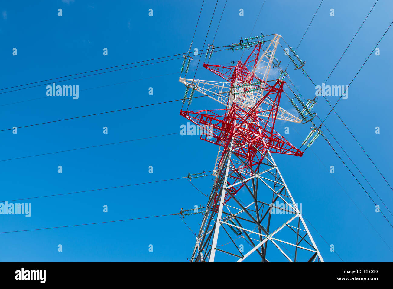 Tensione alta torre di potenza pilone e cavi di linea Foto Stock