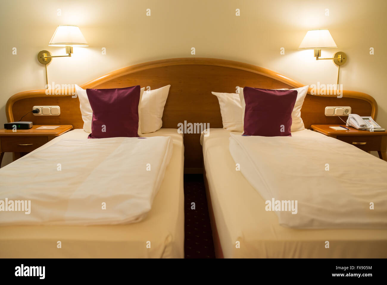 Letti singoli in una camera di hotel Foto Stock