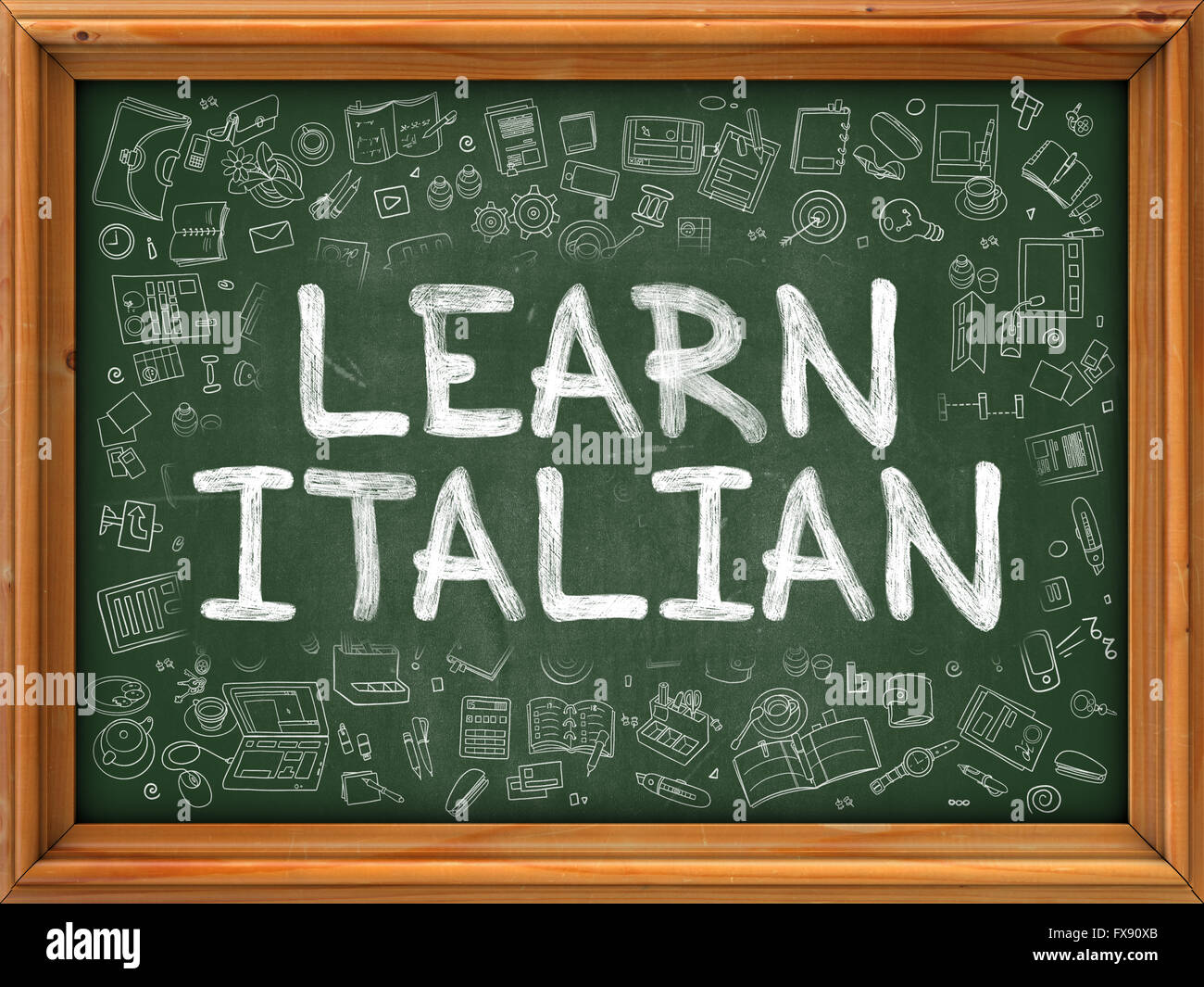 Imparare la lingua italiana concetto. Lavagna Verde con Doodle icone. Foto Stock