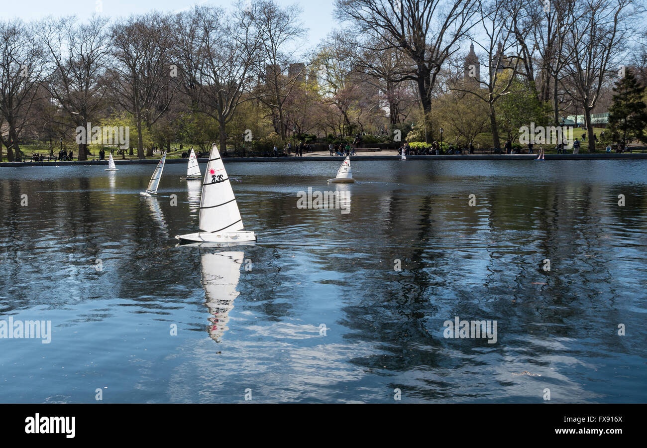 Motorizzata e centrali eoliche modello in miniatura delle barche a vela sul conservatorio acqua nel Central Park di New York, in primavera Foto Stock