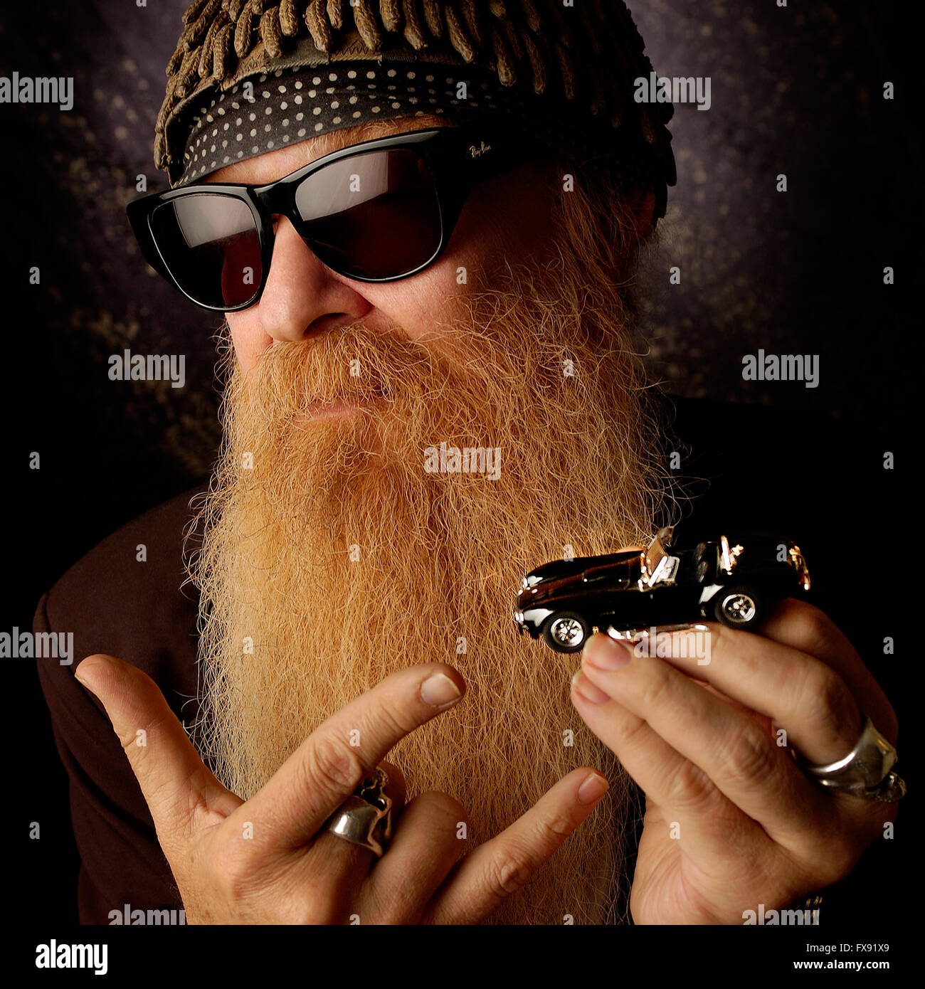 Billy Gibbons di ZZ Top che tiene il giocattolo Hot Rod Foto Stock