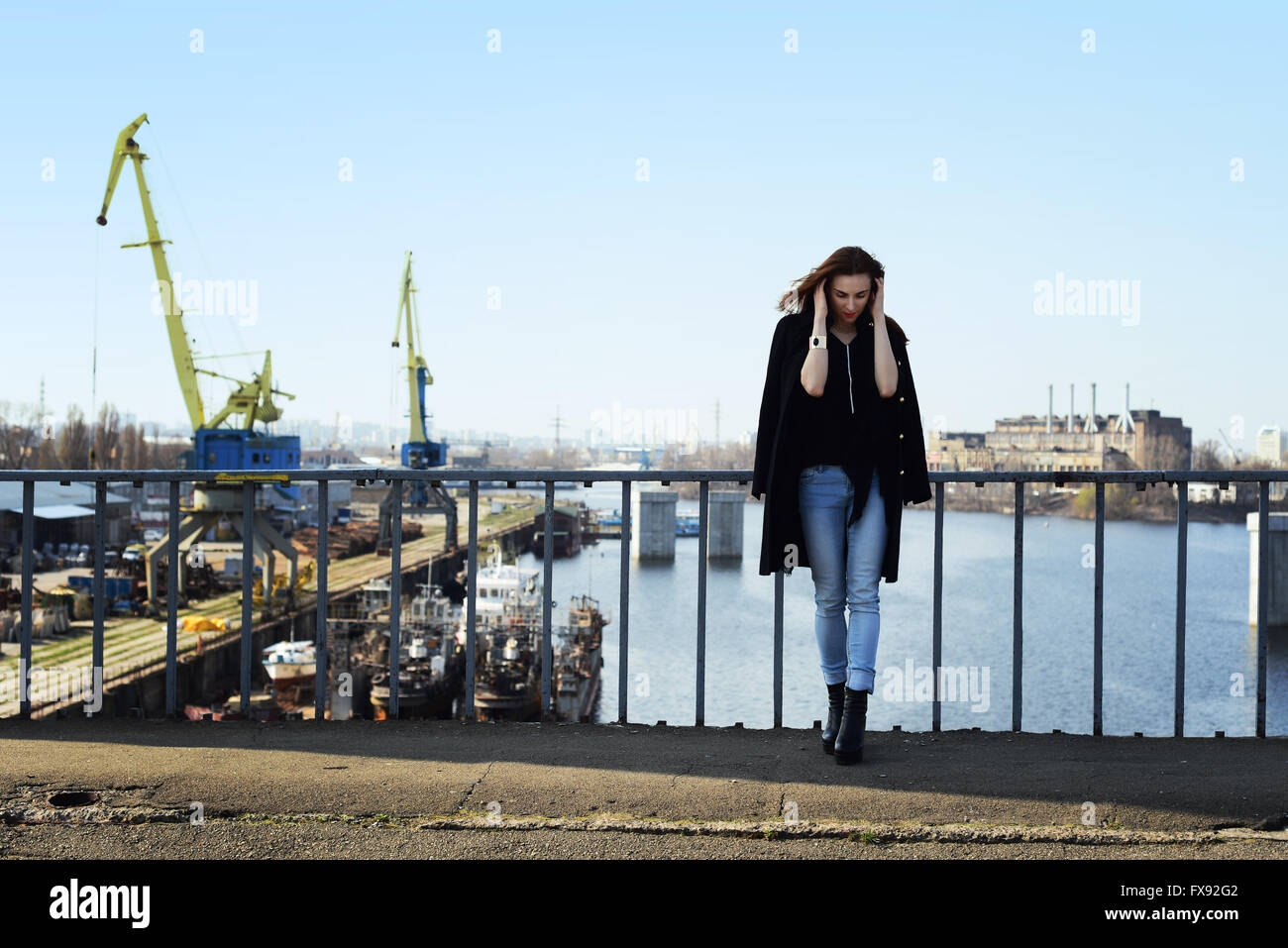 Bella bruna ragazza sul ponte Foto Stock