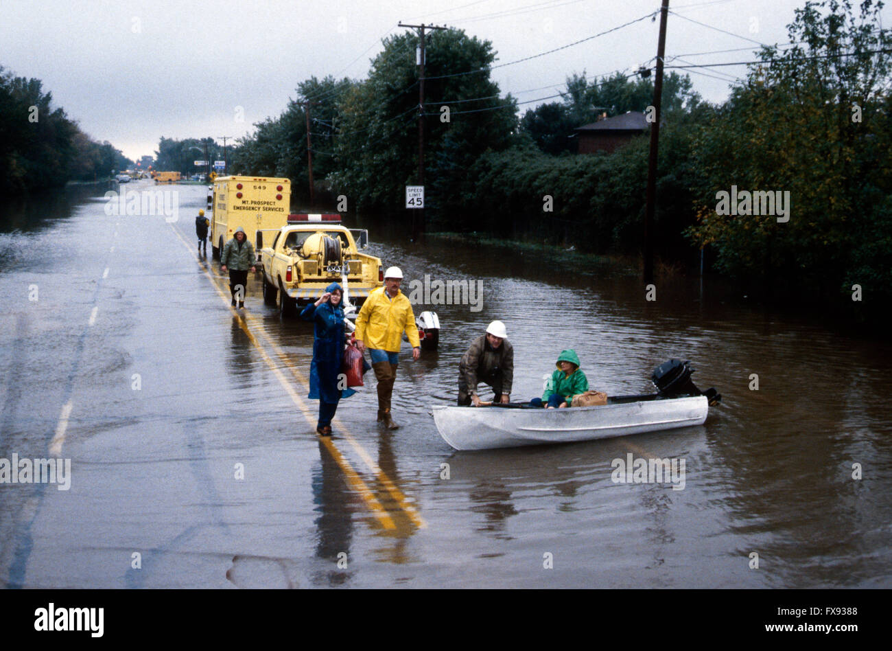 Mount Prospect, Illinois, Stati Uniti d'America, 30 settembre, 1986 governatore James Thompson ispeziona flood case danneggiate Credito: Mark Reinstein Foto Stock