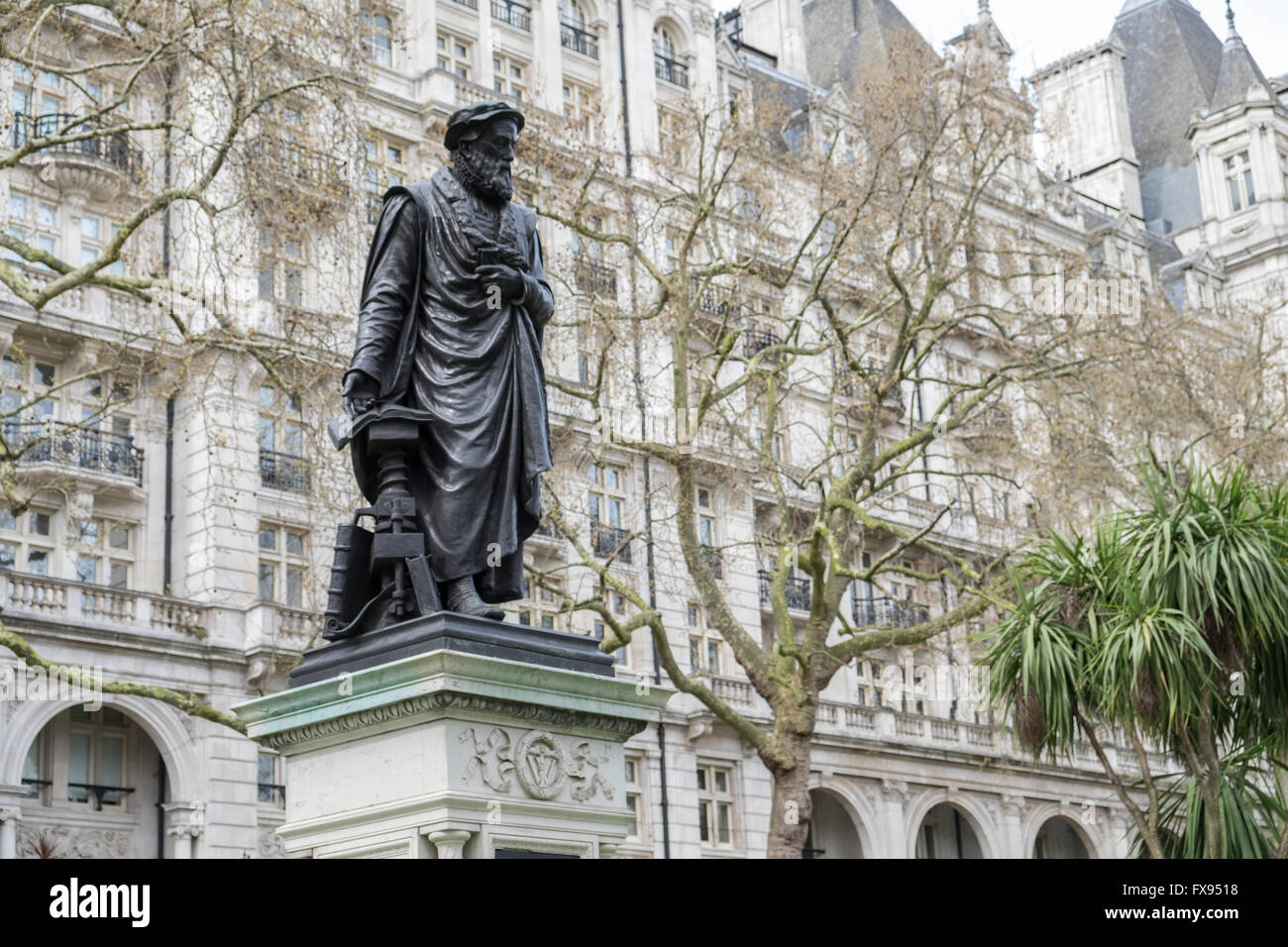 Una statua di William Tyndale in London Victoria Embankment Gardens, Westminster Foto Stock