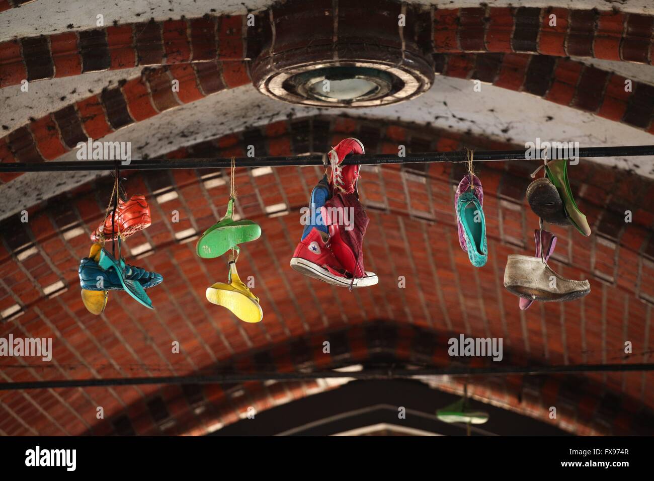 Uno dei migliori in città per i giovani. 24Sep, 2016. Colorfull scarpe sono appesi al ponte Oberbaum a Berlino ob 24 settembre 2016. Il luogo è visto in uno dei più trendy in città per i giovani. Foto. Wolfram Steinberg/dpa/Alamy Live News Foto Stock