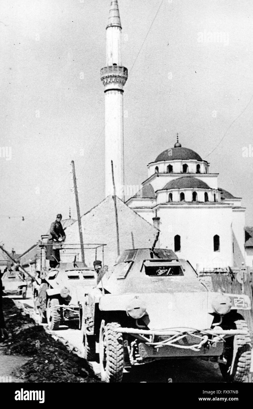 L'immagine della propaganda nazista raffigura i soldati della Wehrmacht tedesca in anticipo nel Regno di Jugoslavia - qui nella città Banja Luka (Bosnia-Erzegovina) di fronte alla moschea di Ferhadija nell'aprile 1941. Fotoarchiv für Zeitgeschichtee - SENZA FILO - Foto Stock