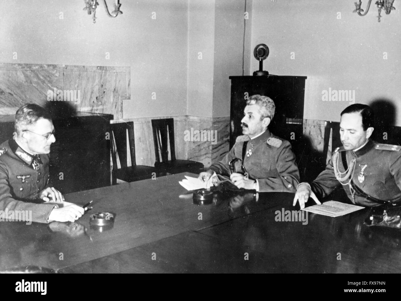 L'immagine della propaganda nazista raffigura il Generaloberst tedesco (colonnello generale) Maximilian von Weichs (L) con il generale serbo Mihailo Bodi (M) a Belgrado, in Serbia, il 16 aprile 1941, la notte prima della resa della Jugoslavia. Fotoarchiv für Zeitgeschichtee - SENZA FILI - Foto Stock