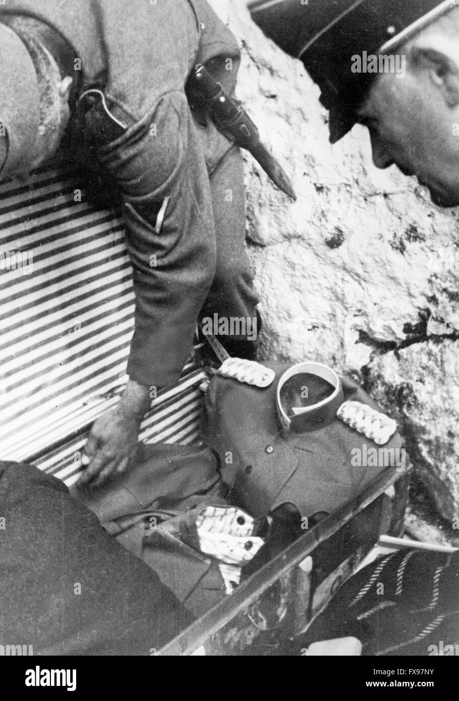 L'immagine della propaganda nazista raffigura i membri della Wehrmacht tedesca con un'uniforme dell'ultimo re di Jugoslavia Pietro II di Jugoslavia. La foto è stata scattata dopo la sua fuga dopo la resa della Jugoslavia nell'aprile 1941. Fotoarchiv für Zeitgeschichtee - SENZA FILI - Foto Stock