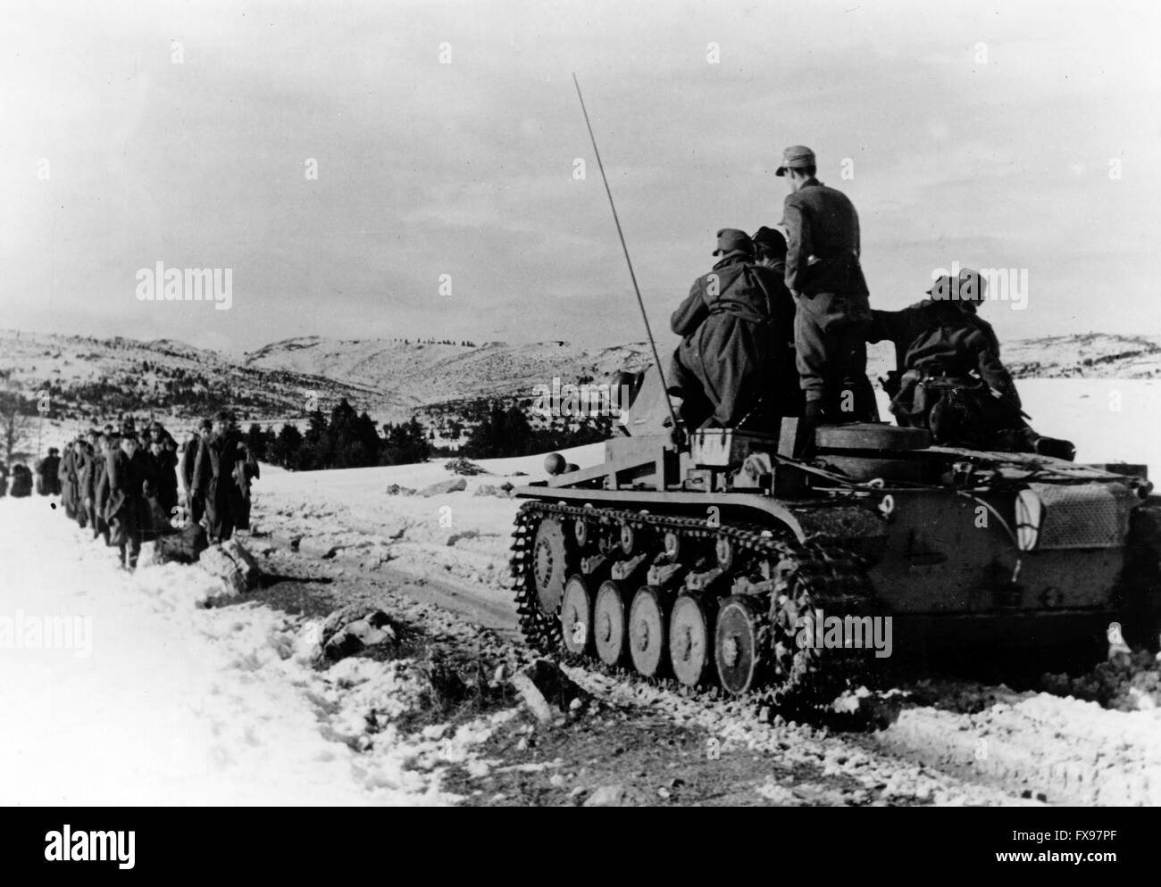 Il quadro della propaganda nazista mostra i soldati della Wehrmacht tedesca, che combattevano i partigiani, e i futuri prigionieri di guerra in Jugoslavia. La foto è stata scattata nel dicembre 1943. Fotoarchiv für Zeitgeschichtee - SENZA FILI - Foto Stock