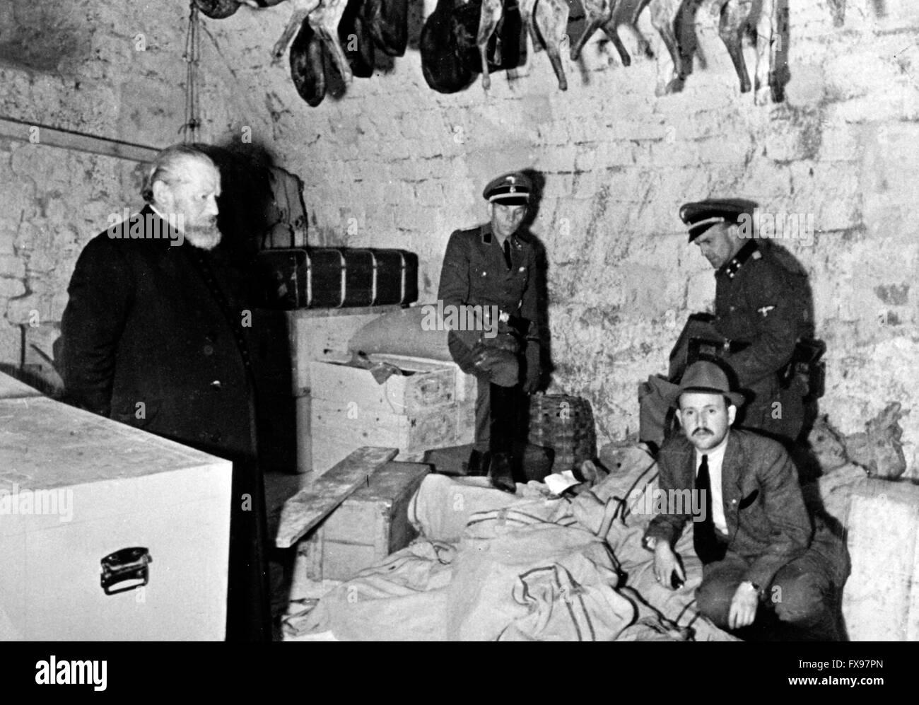 L'immagine della propaganda nazista raffigura un membro della Gestapo tedesca con una parte del tesoro serbo nel monastero di Ostrog (oggi in Montenegro) nell'aprile 1941. Fotoarchiv für Zeitgeschichtee - SENZA FILI - Foto Stock