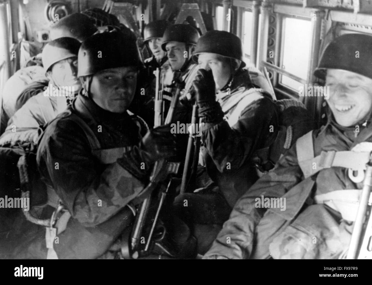 La foto della propaganda nazista mostra i membri del Battaglione SS-Parachute del 500th prima del salto nella città di Drvar in Jugoslavia. La foto è stata scattata a fine maggio/inizio giugno 1944. L'obiettivo della cosiddetta 'operazione Roesselsprung' era la distruzione della sede superiore dei partigiani jugoslavi e la cattura del suo leader Josip Broz Tito. Fotoarchiv für Zeitgeschichtee - NESSUN SERVIZIO DI CABLAGGIO - Foto Stock