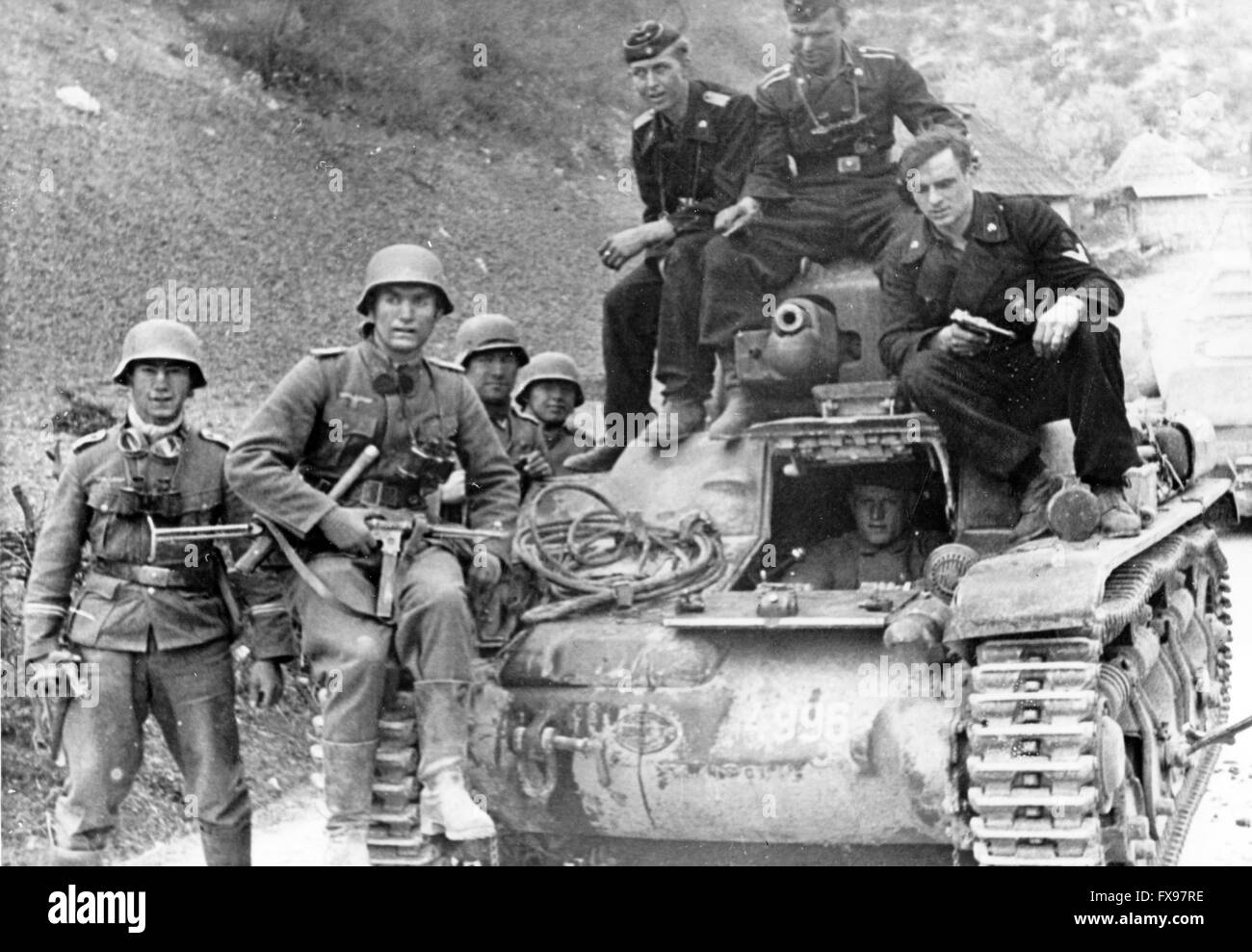 L'immagine della propaganda nazista raffigura i soldati della Wehrmacht tedesca su un carro armato catturato durante l'avanzata in Jugoslavia nell'aprile 1941. Fotoarchiv für Zeitgeschichtee - SENZA FILO - Foto Stock