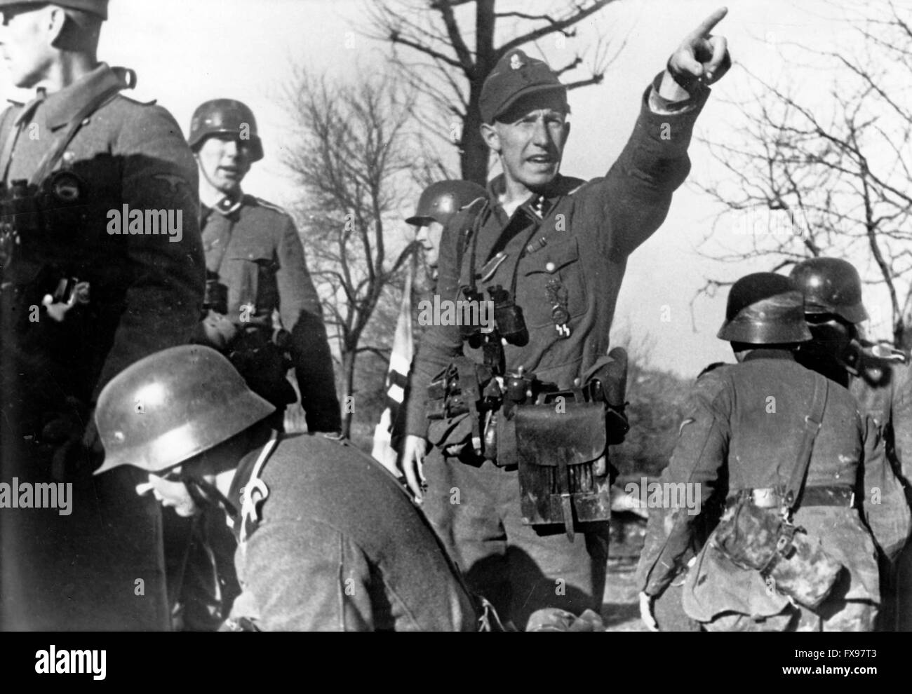 La foto della propaganda nazista mostra i membri delle Waffen-SS durante il combattimento partigiano in Jugoslavia nel giugno 1943. Fotoarchiv für Zeitgeschichtee NO WIRE SERVICE - Foto Stock