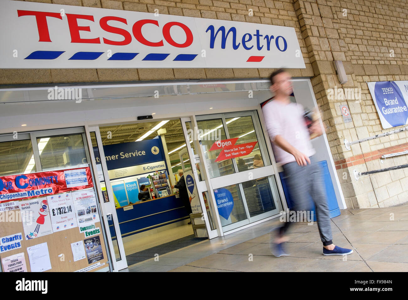 Chippenham, Regno Unito. Il 12 aprile, 2016. Con un giorno di andare prima di Tesco relazioni intero anno risultati un cliente è raffigurato lasciando un Tesco metro store in Chippenham,Wiltshire. © lynchpics/Alamy Live News Foto Stock