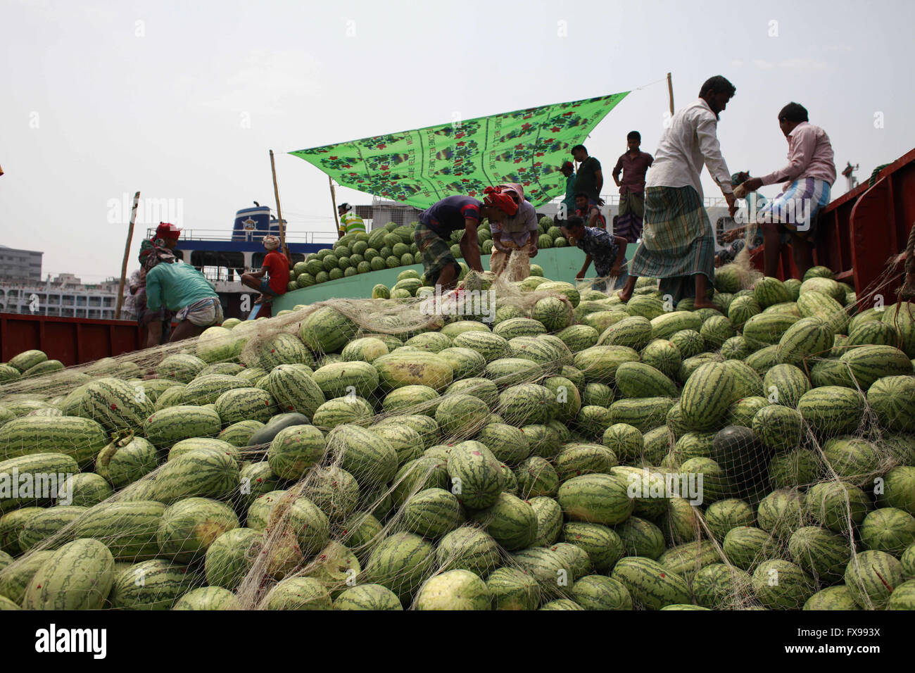 Dacca in Bangladesh. Xii Apr, 2016. I lavoratori del Bangladesh anguria di scarico dalle imbarcazioni al Sadarghat a Dhaka, nel Bangladesh, Credito: Suvra Kanti Das/ZUMA filo/Alamy Live News Foto Stock