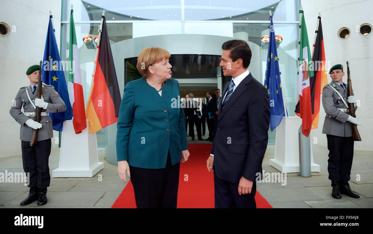 Il cancelliere tedesco Angela Merkel parla con il presidente messicano Enrique Peña Nieto a seguito di una conferenza stampa congiunta presso la cancelleria il 12 aprile 2016 a Berlino, Germania. Merkel ha offerto il suo sostegno per la formazione formazione soldati messicano nella sua lotta contro la criminalità organizzata e la guerra globale in materia di droga. Foto Stock