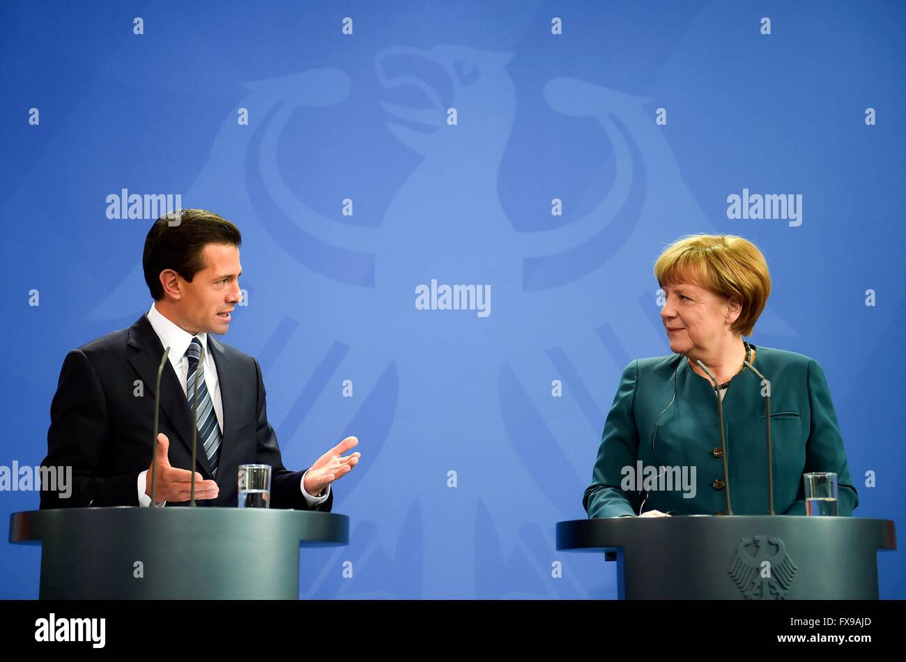 Il cancelliere tedesco Angela Merkel ascolta il presidente messicano Enrique Peña Nieto nel corso di una conferenza stampa congiunta presso la cancelleria il 12 aprile 2016 a Berlino, Germania. Merkel ha offerto il suo sostegno per la formazione formazione soldati messicano nella sua lotta contro la criminalità organizzata e la guerra globale in materia di droga. Foto Stock