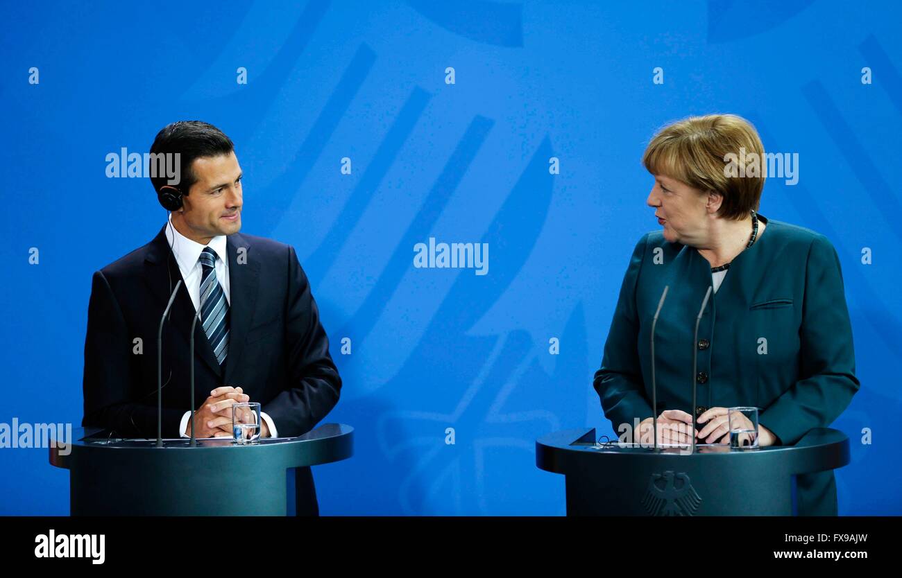 Il cancelliere tedesco Angela Merkel parla al Presidente messicano Enrique Peña Nieto nel corso di una conferenza stampa congiunta presso la cancelleria il 12 aprile 2016 a Berlino, Germania. Merkel ha offerto il suo sostegno per la formazione formazione soldati messicano nella sua lotta contro la criminalità organizzata e la guerra globale in materia di droga. Foto Stock