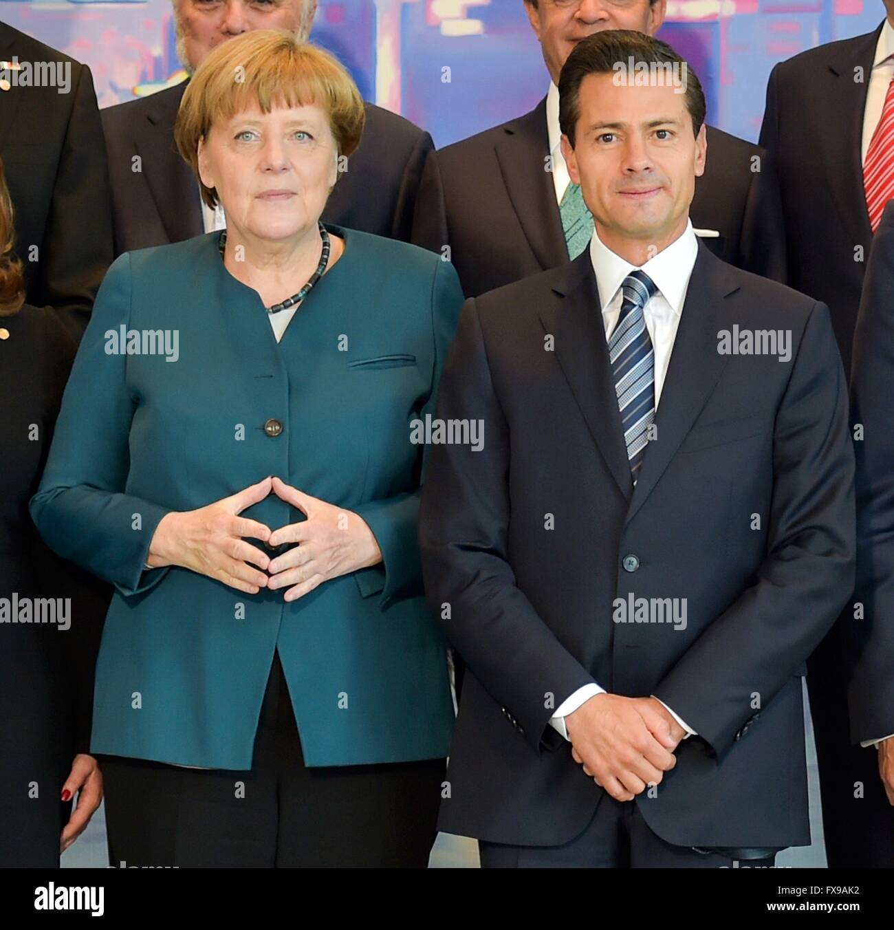 Il cancelliere tedesco Angela Merkel sta con il presidente messicano Enrique Peña Nieto per una foto di gruppo in seguito ampliato incontri presso la cancelleria il 12 aprile 2016 a Berlino, Germania. Merkel ha offerto il suo sostegno per la formazione formazione soldati messicano nella sua lotta contro la criminalità organizzata e la guerra globale in materia di droga. Foto Stock