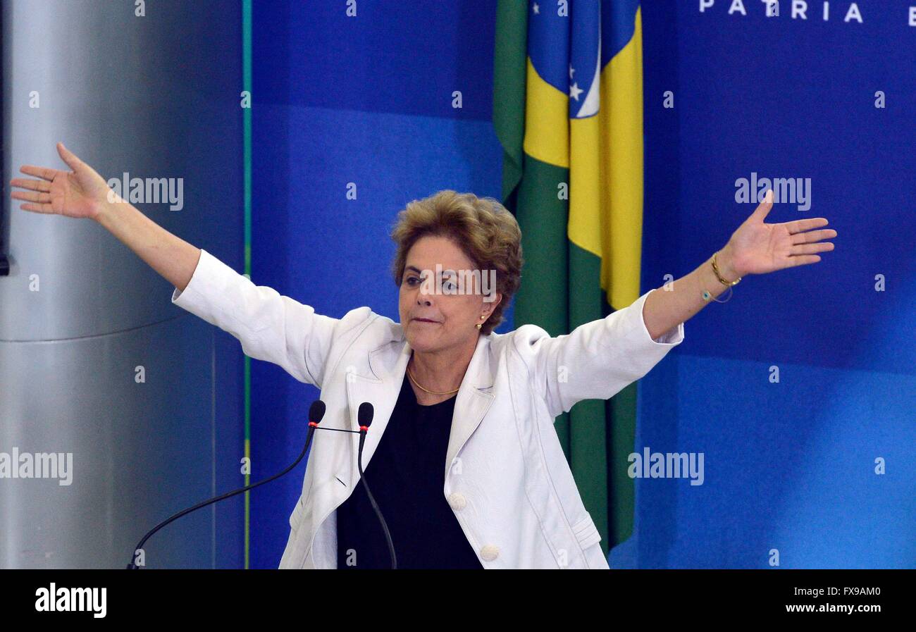 Brasilia, Brasile. Il 12 aprile, 2016. Il Presidente brasiliano Dilma Rousseff durante un evento educativo al Planalto palazzo presidenziale Aprile 12, 2016 a Brasilia, Brasile. Il brasiliano comitato congressuale indagando Rousseff votato per consigliare il suo impeachment come un enorme scandalo di corruzione travolge la sua amministrazione. Credito: Planetpix/Alamy Live News Foto Stock