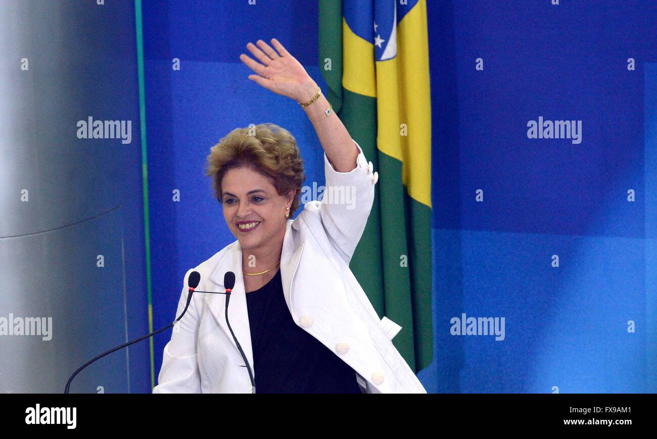 Brasilia, Brasile. Il 12 aprile, 2016. Il Presidente brasiliano Dilma Rousseff durante un evento educativo al Planalto palazzo presidenziale Aprile 12, 2016 a Brasilia, Brasile. Il brasiliano comitato congressuale indagando Rousseff votato per consigliare il suo impeachment come un enorme scandalo di corruzione travolge la sua amministrazione. Credito: Planetpix/Alamy Live News Foto Stock