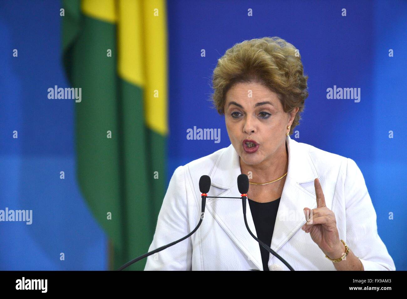 Brasilia, Brasile. Il 12 aprile, 2016. Il Presidente brasiliano Dilma Rousseff durante un evento educativo al Planalto palazzo presidenziale Aprile 12, 2016 a Brasilia, Brasile. Il brasiliano comitato congressuale indagando Rousseff votato per consigliare il suo impeachment come un enorme scandalo di corruzione travolge la sua amministrazione. Credito: Planetpix/Alamy Live News Foto Stock