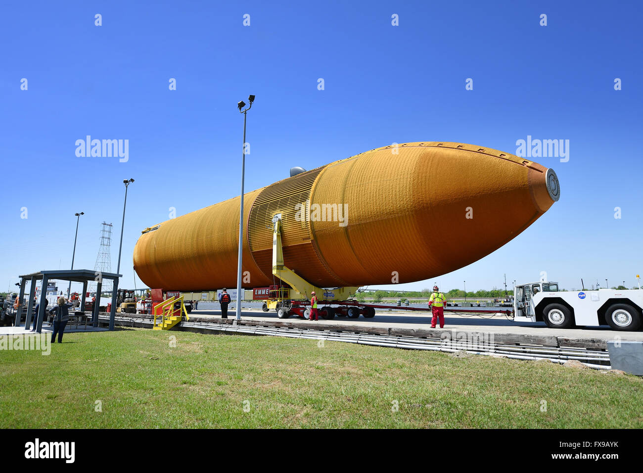 New Orleans, Louisiana, Stati Uniti d'America. Il 12 aprile, 2016. L'ultima navetta spaziale serbatoio del carburante esterno inizia un lungo viaggio per la California Science Center come viene spostato di una chiatta al gruppo Michoud Facility Aprile 12, 2016 a New Orleans, Louisiana. La massiccia 154 piedi lungo, 69.000 pound struttura una volta alimentato ossigeno liquido e idrogeno liquido per lo space shuttle i motori principali e è stato ritirato con la navetta programma. Credito: Planetpix/Alamy Live News Foto Stock