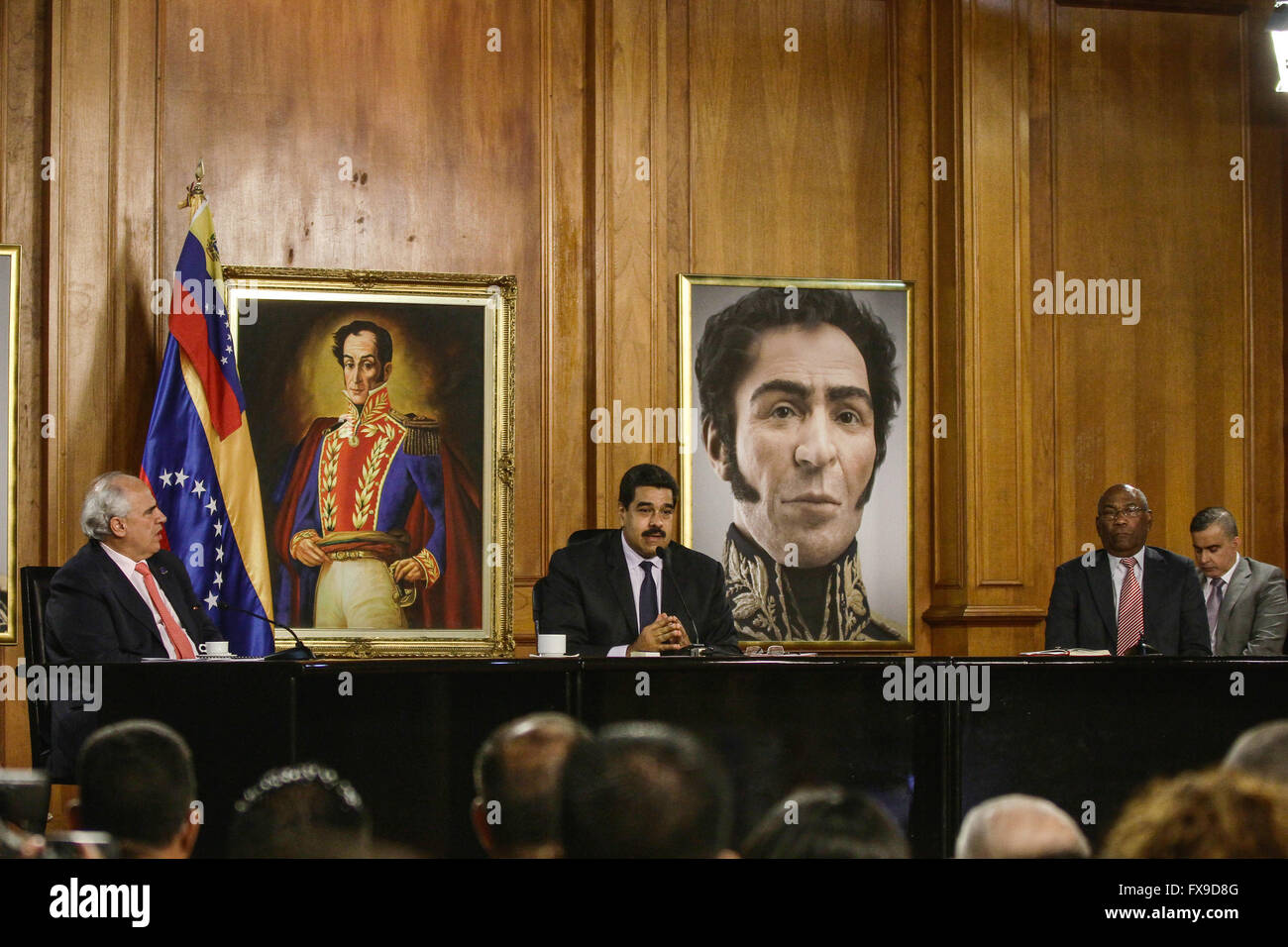 Caracas, Venezuela. Xii Apr, 2016. Venezuela del Presidente Nicolas Maduro (C), Segretario Generale dell Unione di South American Nazioni Ernesto Samper (L), e Vice Presidente del Venezuela Aristobulo Isturiz 2a (R) a prendere parte alla installazione della commissione per la verità, giustizia e riparazione, a Palazzo Miraflores, a Caracas, Venezuela, il 12 aprile 2016. © Boris Vergara/Xinhua/Alamy Live News Foto Stock