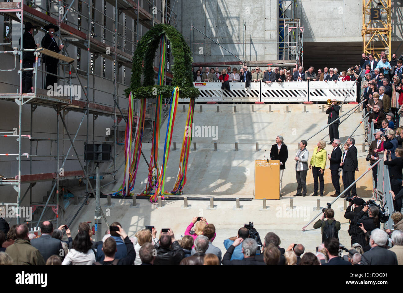Berlino, Germania. Xiii Apr, 2016. Architetto Alexander Schwarz (l-r, lontano), Ministro tedesco per l'ambiente, la conservazione della natura e sicurezza nucleare, Barbara Hendricks (SPD), segretario di Stato tedesco di cultura Monika Gruetters (CDU), architetto britannico David Chipperfield, il presidente dell'Ufficio Federale Tedesco per la costruzione e la pianificazione regionale, Petra Wesseler, presidente della cultura prussiana del patrimonio della Fondazione Hermann Parzinger, stare accanto a ogni altro durante la cerimonia di copertura del nuovo ingresso edificio del 'Berlino Museo Island', la James-Simon-Galerie, a Berlino, G Foto Stock