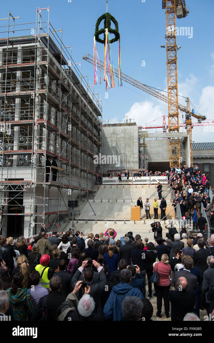Berlino, Germania. Xiii Apr, 2016. Architetto Alexander Schwarz (l-r, lontano), Ministro tedesco per l'ambiente, la conservazione della natura e sicurezza nucleare, Barbara Hendricks (SPD), segretario di Stato tedesco di cultura Monika Gruetters (CDU), architetto britannico David Chipperfield, il presidente dell'Ufficio Federale Tedesco per la costruzione e la pianificazione regionale, Petra Wesseler, presidente della cultura prussiana del patrimonio della Fondazione Hermann Parzinger, stare accanto a ogni altro durante la cerimonia di copertura del nuovo ingresso edificio del 'Berlino Museo Island', la James-Simon-Galerie, a Berlino, G Foto Stock