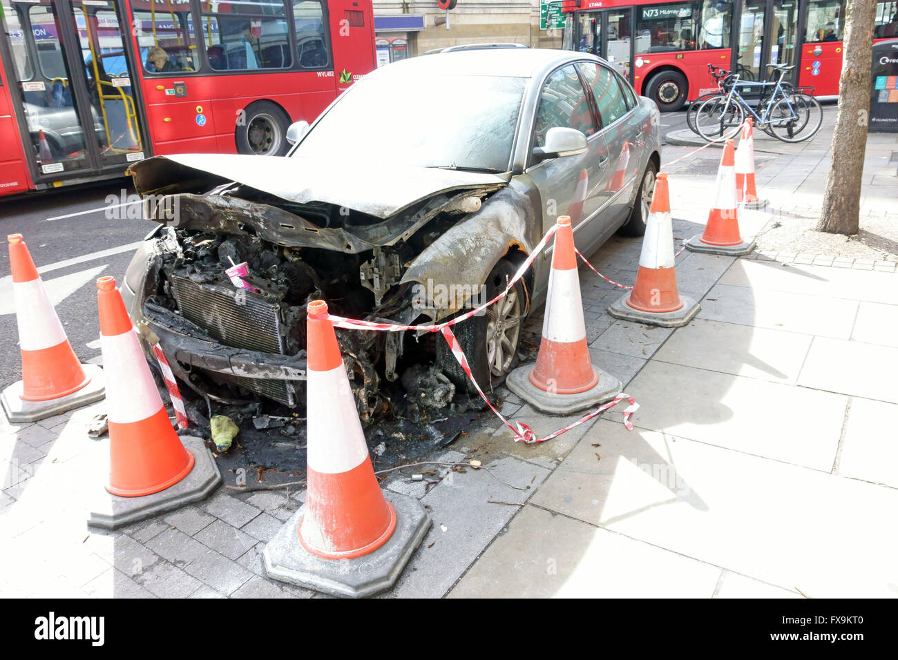 Bruciata auto sulla strada è di Islington, Londra Foto Stock