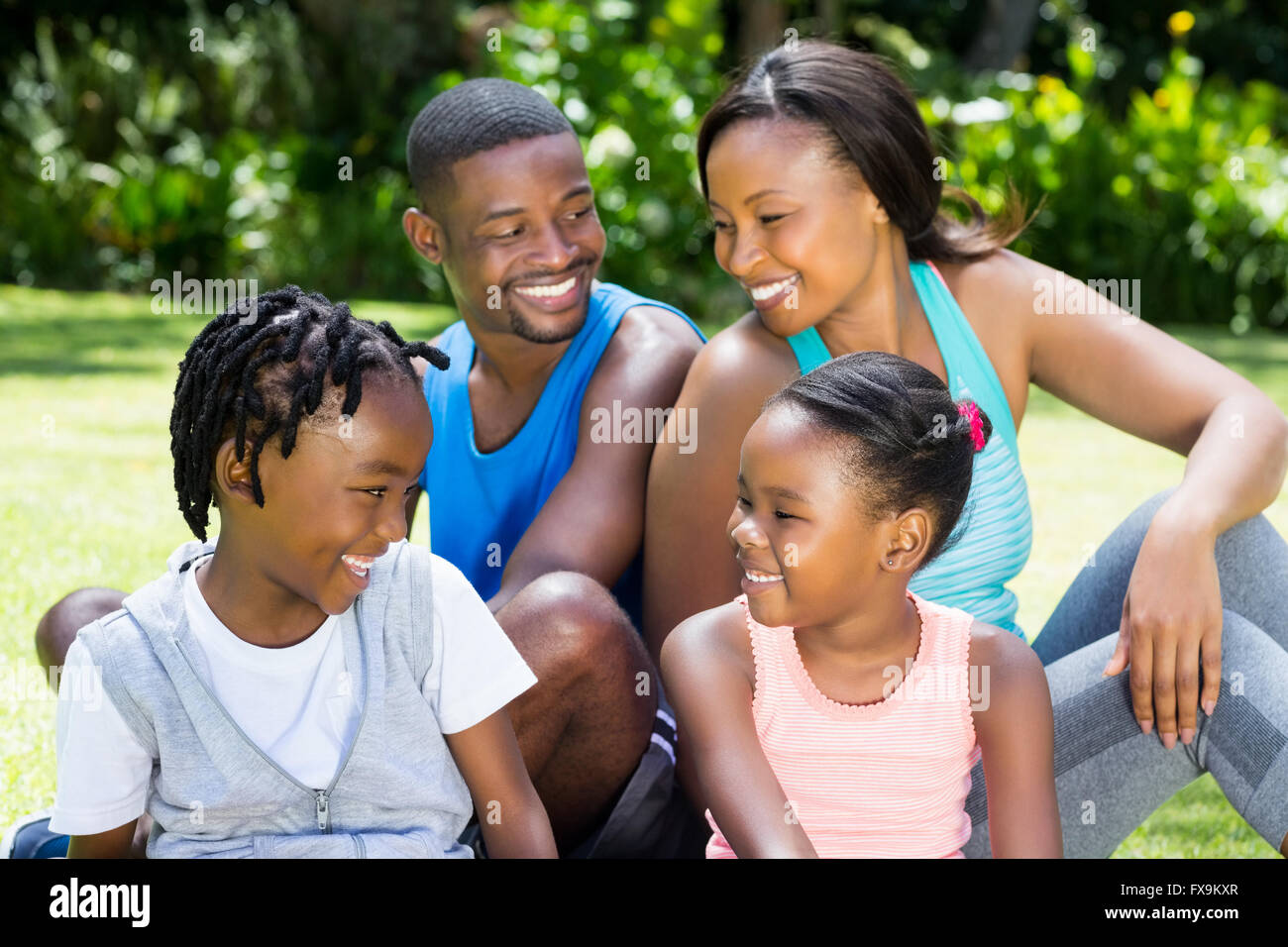 La famiglia felice in posa insieme Foto Stock