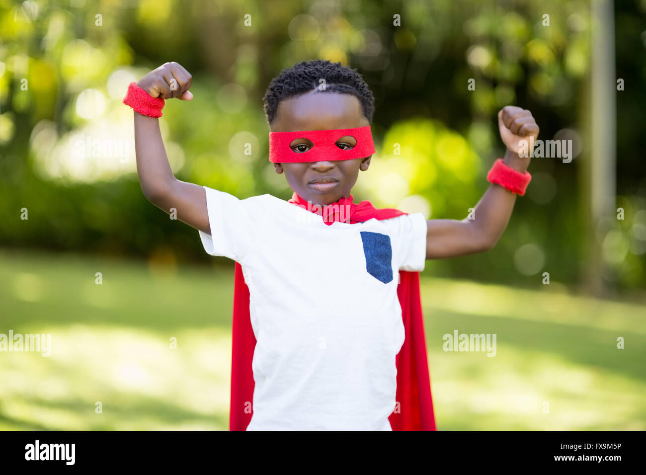 Un giovane bambino è vestirsi come un eroe Foto Stock