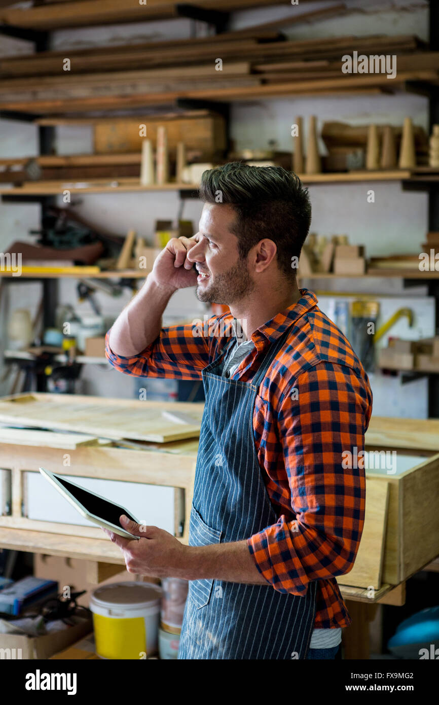 Carpenter chiamando qualcuno Foto Stock