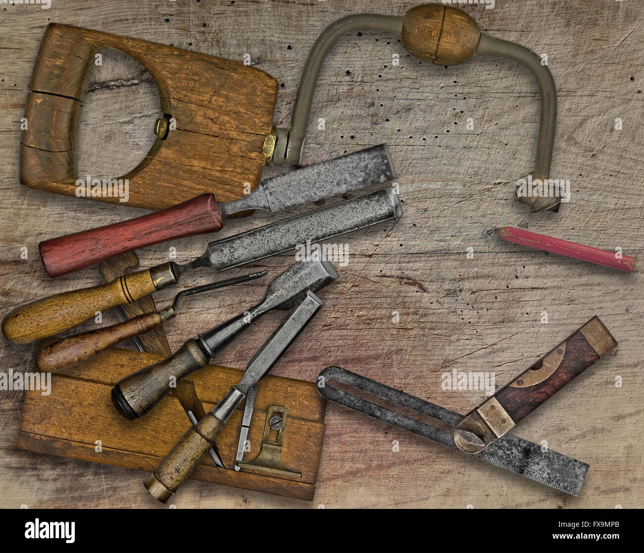 Vintage gli strumenti per la lavorazione del legno su panca in legno, lo spazio per il testo Foto Stock
