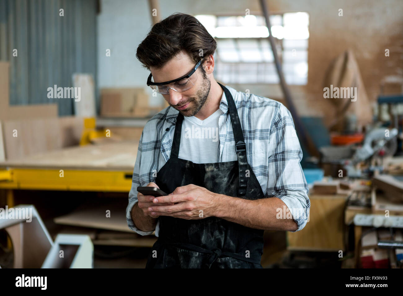 Carpenter texting qualcuno Foto Stock