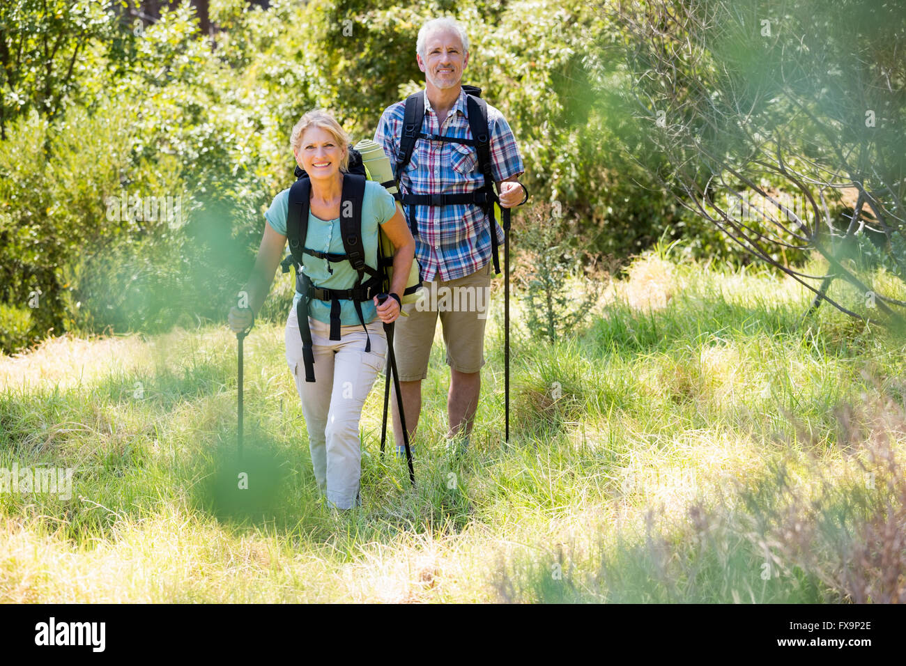 Coppia senior in piedi con la loro stick Foto Stock
