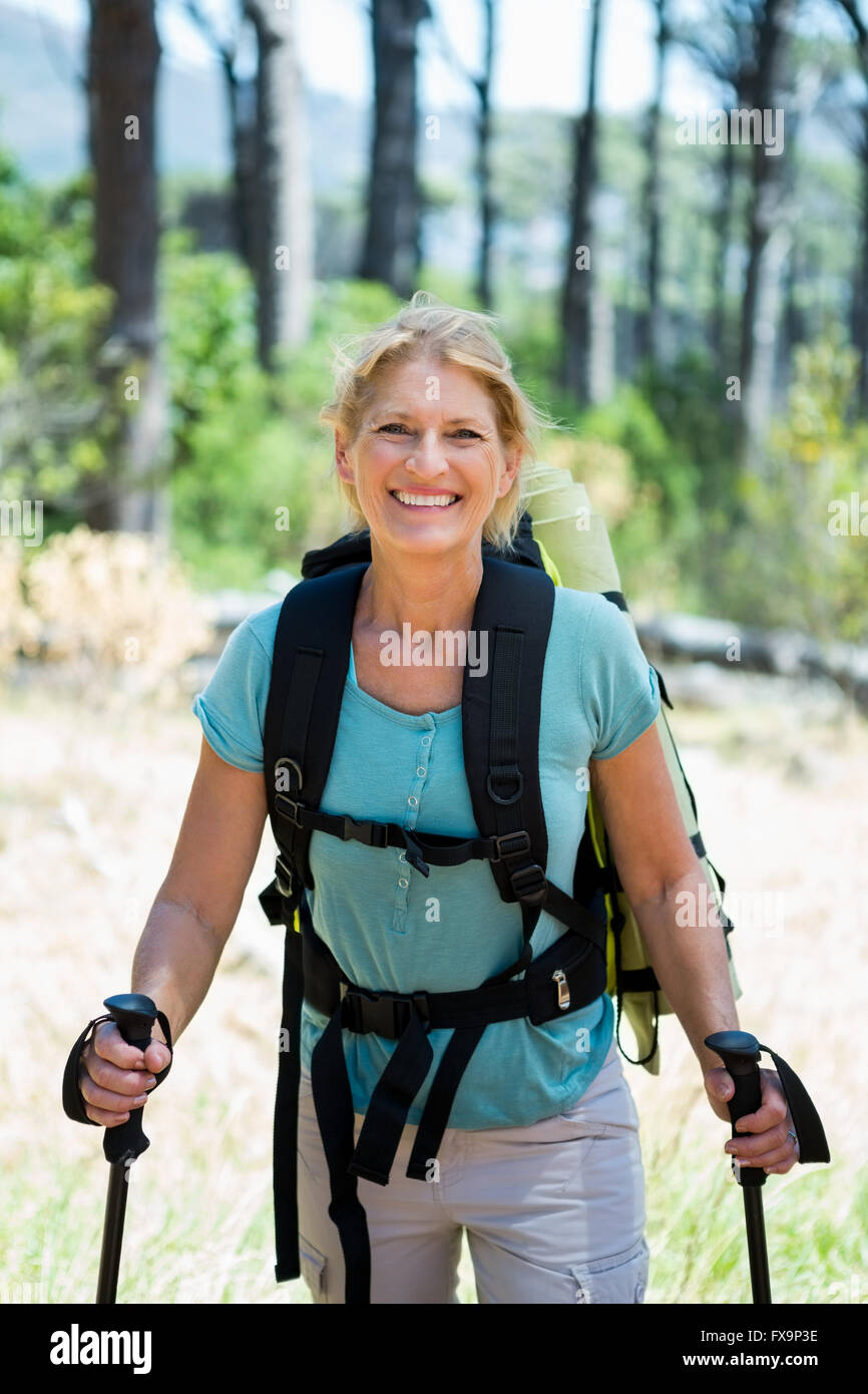 Senior donna in piedi con la loro stick Foto Stock