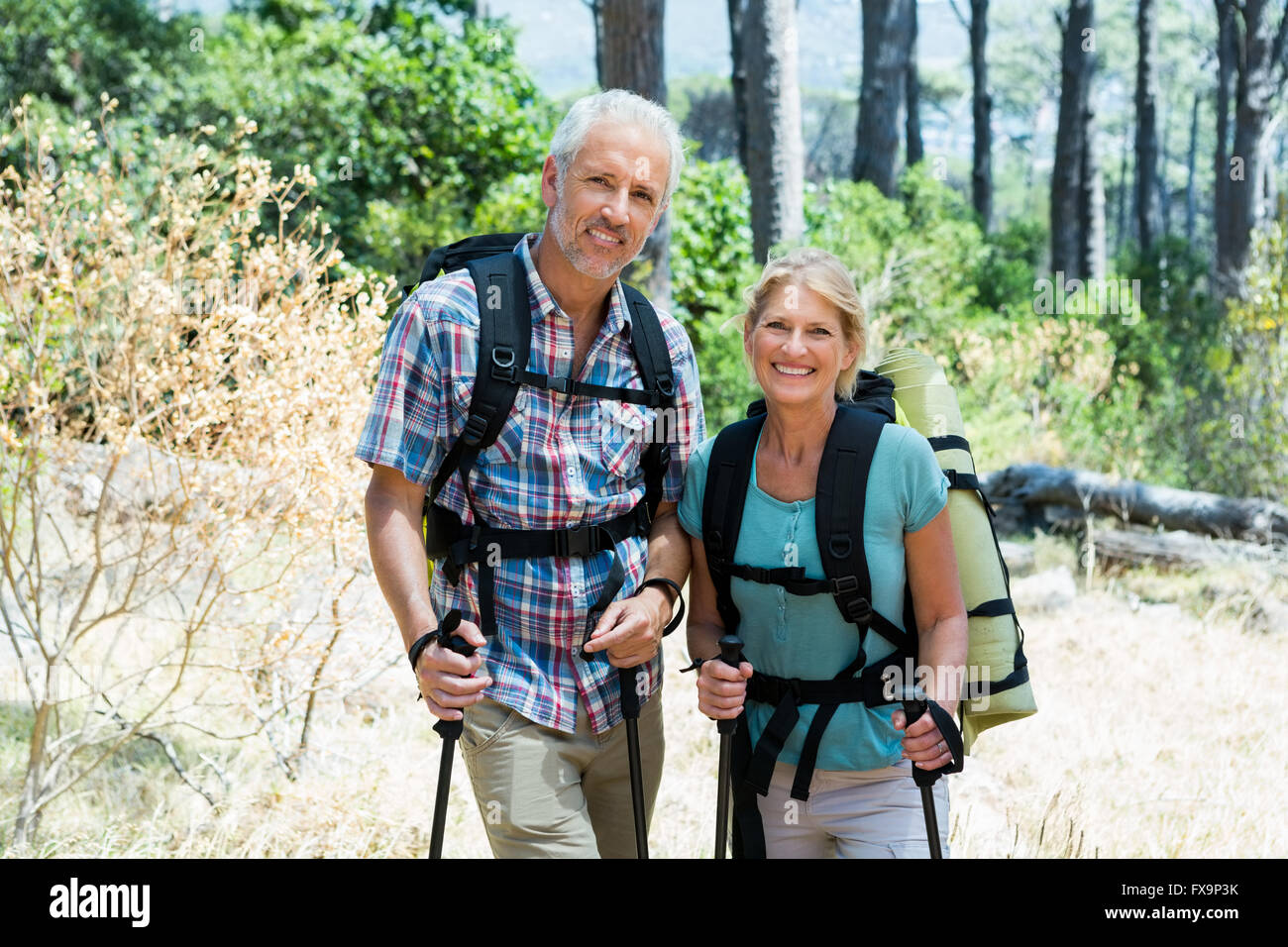 Coppia senior in piedi con la loro stick Foto Stock