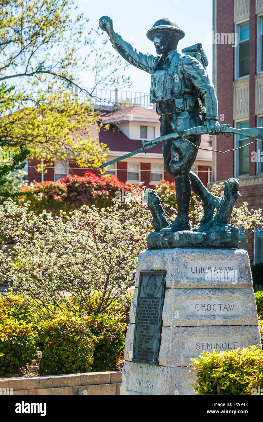 I Guerra Mondiale "acquavite di American Doughboy' statua in bronzo a veterani ospedale in Muskogee, Oklahoma, Stati Uniti d'America. Foto Stock