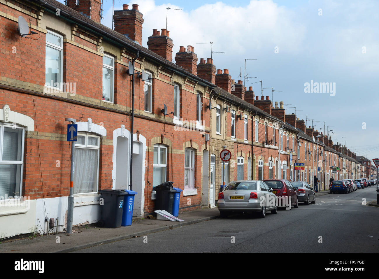 Raccolta dei rifiuti domestici sono scomparti un permanente vista sul sentiero in Havelock Road, Kettering, Northamptonshire. Foto Stock