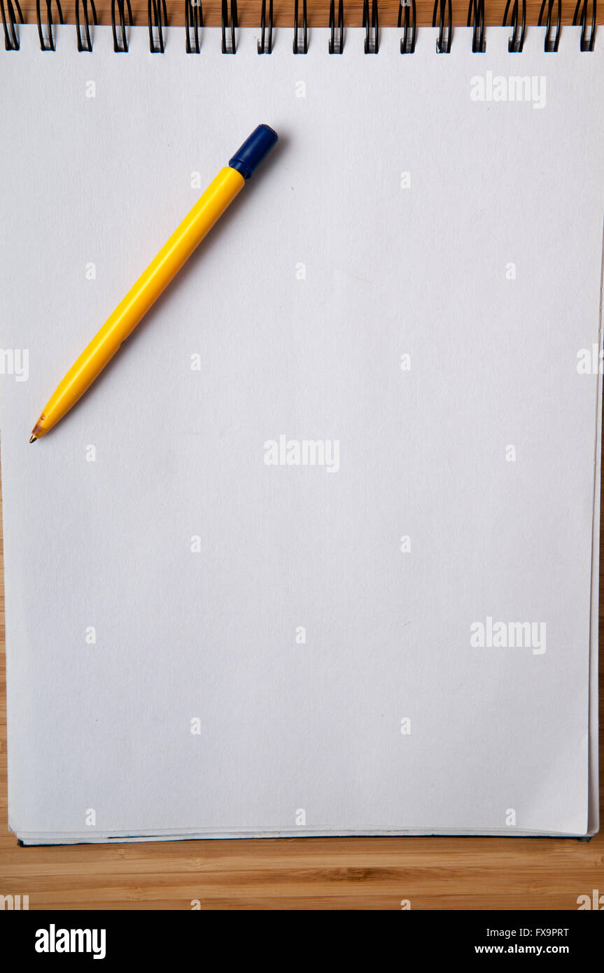 Schermata bianca vuota appunti e una penna per scrivere nuove idee Foto Stock