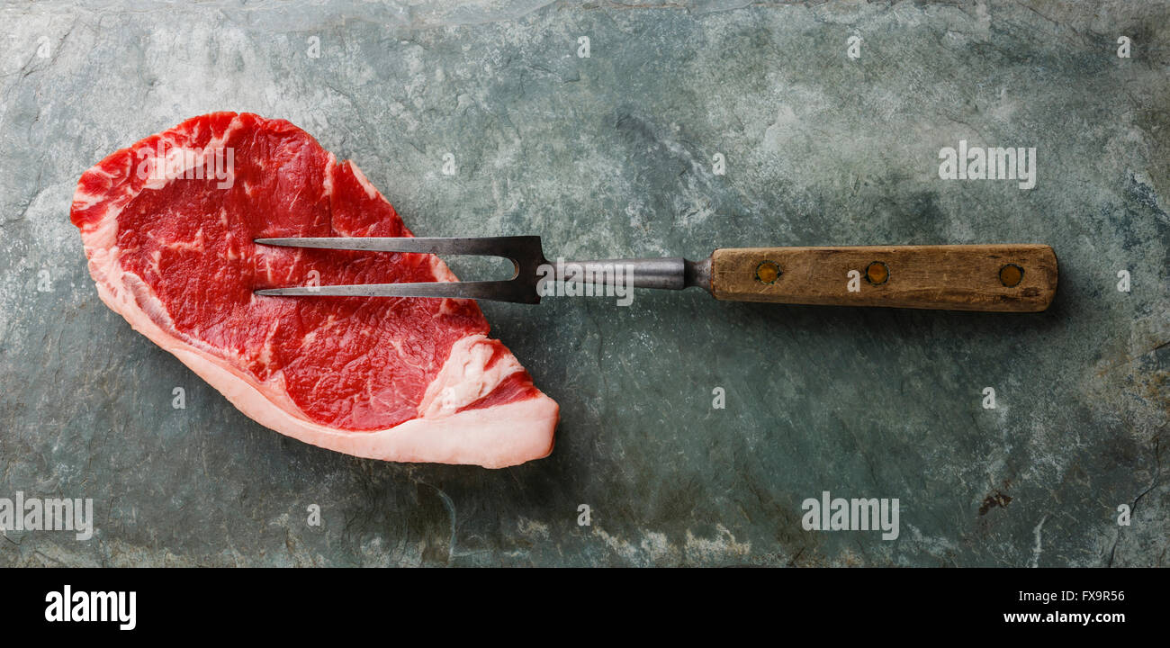 Materie carni fresche bistecca di controfiletto e forcella di carne su pietra grigia sullo sfondo di ardesia Foto Stock