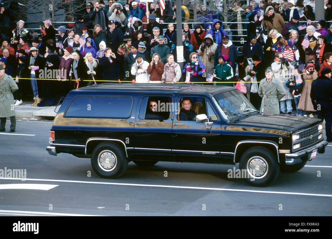 Washington, DC, Stati Uniti d'America, 20 gennaio, 1997 Stati Uniti contro il team di assalto guerra carro accompagna il limo presidenziale durante il presidente William Clinton la seconda Parata inaugurale verso il basso e Pennsylvania Avenue . Credito: Mark Reinstein Foto Stock