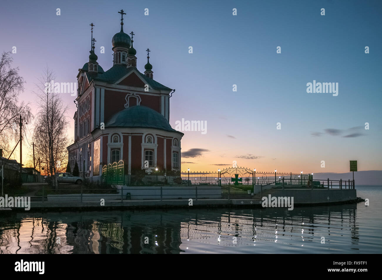 Chiesa di Quaranta Martiri sulla riva del lago nella luce del tramonto Foto Stock