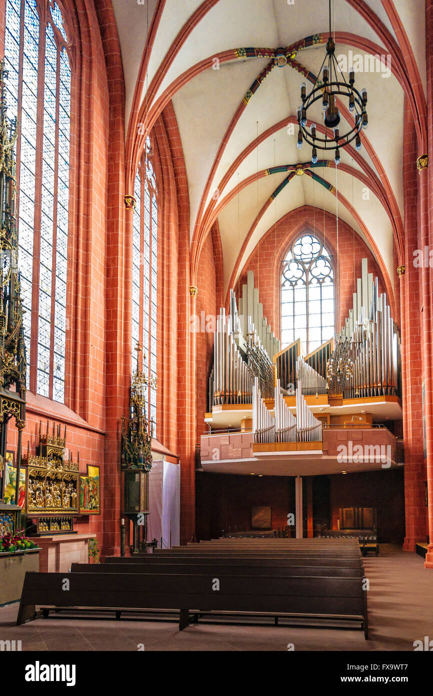 FRANKFURT AM MAIN, Germania - 29 Aprile 2012: Interno della vecchia chiesa di St Nicholas a Francoforte in Germania. Foto Stock