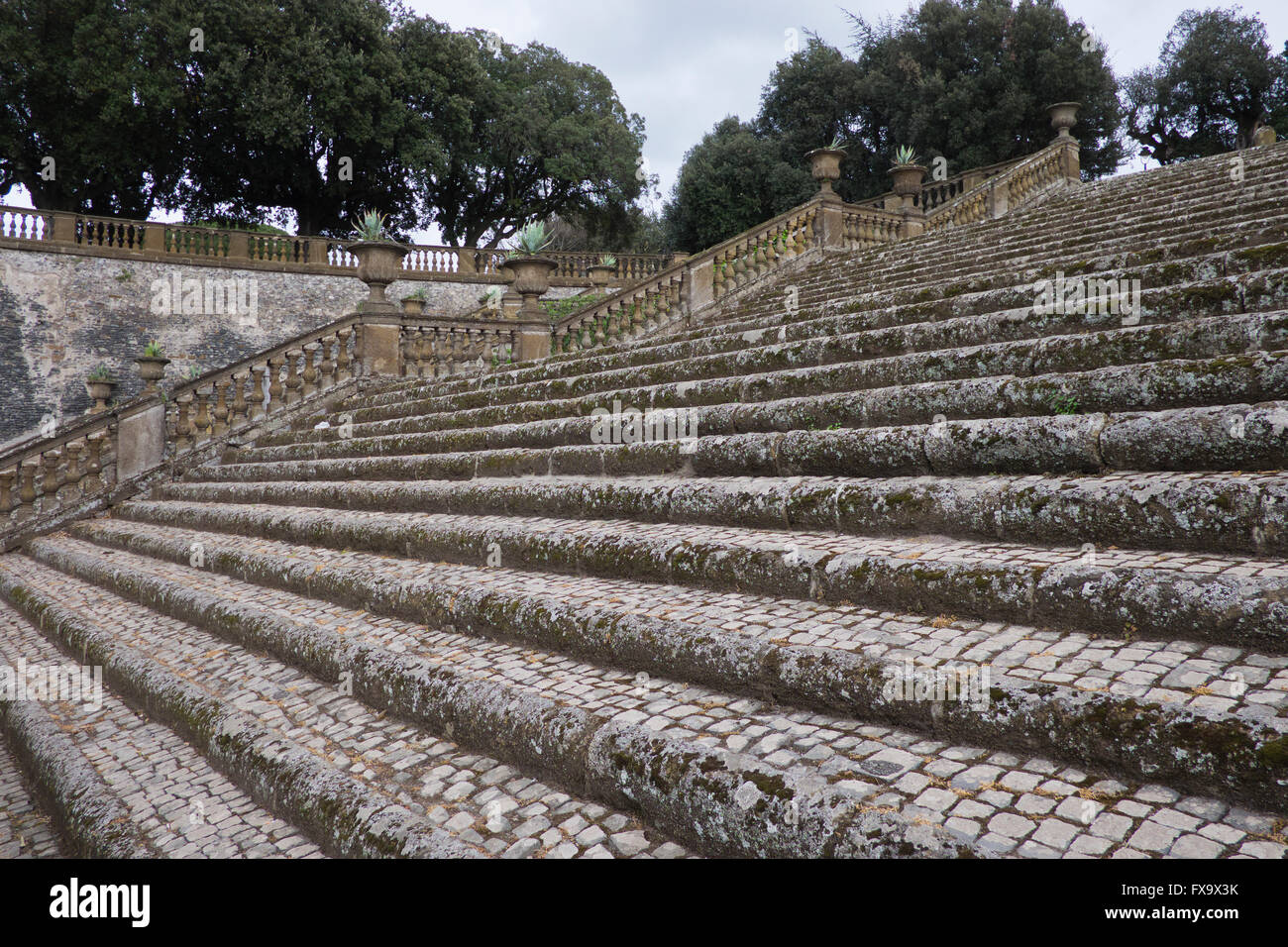 Usurato e unkempt scalinata che conduce fino a Villa Torlonia a Frascati, Italia Foto Stock