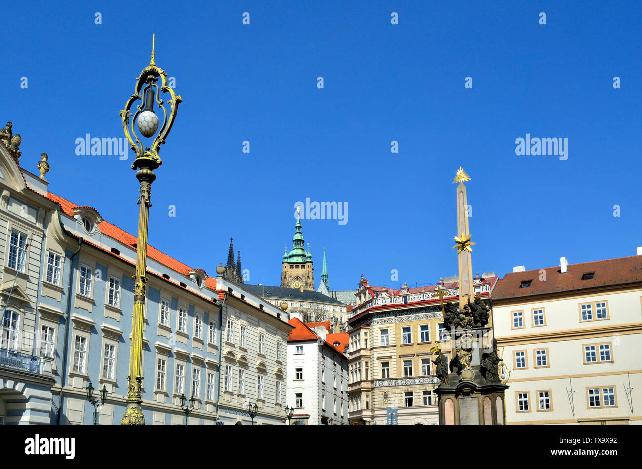 Praga, Repubblica Ceca. La Cattedrale di San Vito e il Castello visto da Malostranske namesti (Lesser Town Square) lampione elettrico Foto Stock